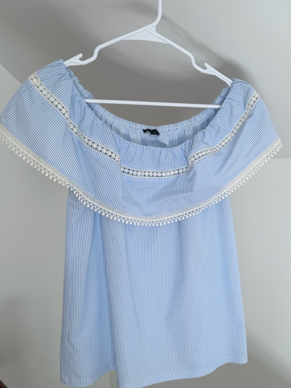 Ann Taylor Off-Shoulder Light Blue Striped Women's Top with Lace Trim